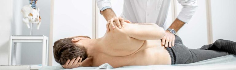 Sesion Fisioterapia a un hombre